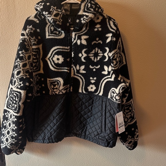 Spyder Jackets & Blazers - Spyder Black and White Patterned Adult Women’s Puffer Jacket NEW